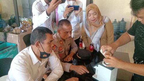 Sri Suzana (berhijab) saat masih menjabat sebagai kadisperindag Dompu