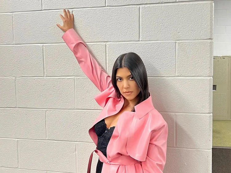 Kourtney Kardashian Kourtney Kardashian pose di toilet pria.