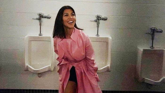 Kourtney Kardashian Kourtney Kardashian pose di toilet pria.