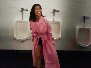 Kourtney Kardashian Bikin Heboh, Pemotretan Pakai Lingerie di Toilet Pria
