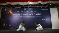 Dua adegan ini bakal berada dalam pementasan Under the Volcano pada 27 Agustus yang digelar dua kali, pukul 16.00 dan 20.00 WIB.  Foto: Dok. Bakti Budaya Djarum Foundation