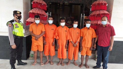 Lima pelaku pencurian besi beton pada lokasi pembangunan vila di Desa Buwit diapit dua petugas Polsek Kediri di ujung kiri dan kanan, Kamis (18/8/2022).