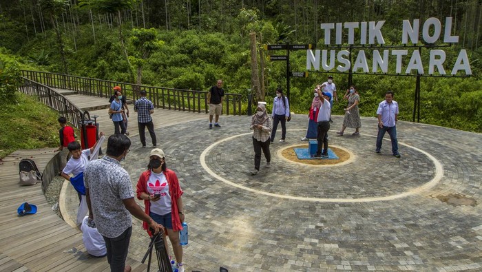 Makin Banyak Dikunjungi, Begini Progres Terkini IKN Nusantara Sejumlah truk melintas di proyek pembangunan jalan lingkar Sepaku segmen 2 di Lokasi Ibu Kota Negara (IKN) Nusantara di Kecamatan Sepaku, Kabupaten Penajam Paser Utara, Kalimantan Timur, Rabu (17/8/2022). Pemerintah pusat melalui Badan Otorita IKN terus meningkatkan intensitas pembangunan di wilayah IKN antara lain dengan pematangan lahan, pembangunan jalan akses logistik, intake air minum hingga persemaian pohon. ANTARA FOTO/Bayu Pratama S/hp.