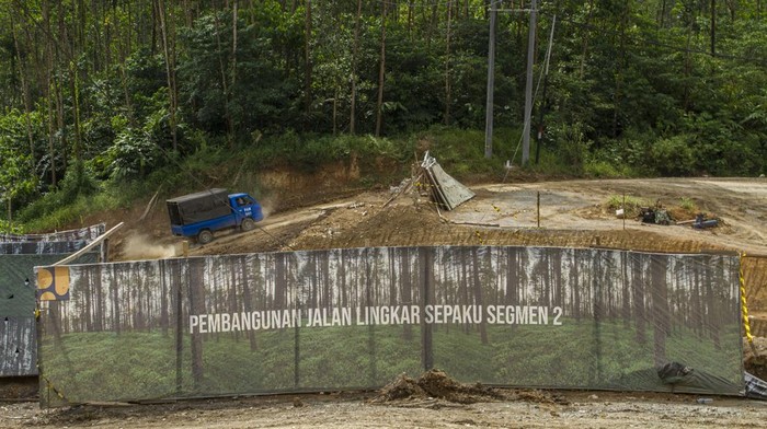 Makin Banyak Dikunjungi, Begini Progres Terkini IKN Nusantara Sejumlah truk melintas di proyek pembangunan jalan lingkar Sepaku segmen 2 di Lokasi Ibu Kota Negara (IKN) Nusantara di Kecamatan Sepaku, Kabupaten Penajam Paser Utara, Kalimantan Timur, Rabu (17/8/2022). Pemerintah pusat melalui Badan Otorita IKN terus meningkatkan intensitas pembangunan di wilayah IKN antara lain dengan pematangan lahan, pembangunan jalan akses logistik, intake air minum hingga persemaian pohon. ANTARA FOTO/Bayu Pratama S/hp.