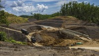 Kendaraan proyek masih hilir mudik di proyek pembangunan IKN. Pemerintah pusat melalui Badan Otorita IKN terus meningkatkan intensitas pembangunan di wilayah IKN.  