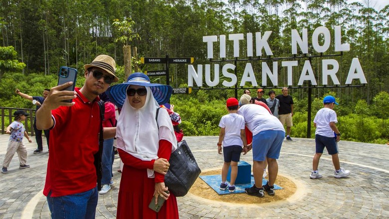 Sejumlah truk melintas di proyek pembangunan jalan lingkar Sepaku segmen 2 di Lokasi Ibu Kota Negara (IKN) Nusantara di Kecamatan Sepaku, Kabupaten Penajam Paser Utara, Kalimantan Timur, Rabu (17/8/2022). Pemerintah pusat melalui Badan Otorita IKN terus meningkatkan intensitas pembangunan di wilayah IKN antara lain dengan pematangan lahan, pembangunan jalan akses logistik, intake air minum hingga persemaian pohon. ANTARA FOTO/Bayu Pratama S/hp.