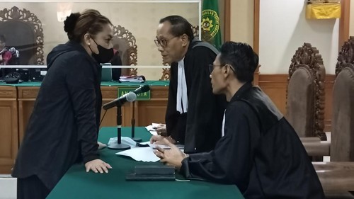 Mantan Bupati Tabanan yang juga terdakwa suap DID tahun anggaran 2018, Ni Putu Eka Wiryastuti, saat berkoordinasi usai pembacaan replik oleh JPU, Kamis (18/8/2022).