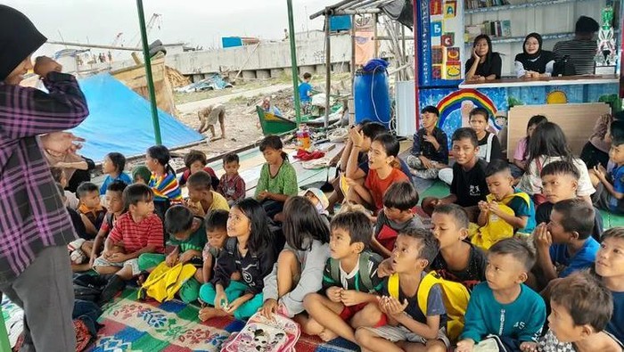 Banyak anak-anak semangat menuntut ilmu di Taman Belajar Taman Anak Pesisir. Yuk, donasi di berbuatbaik.id untuk perbaikan fasilitas Taman Anak Pesisir.