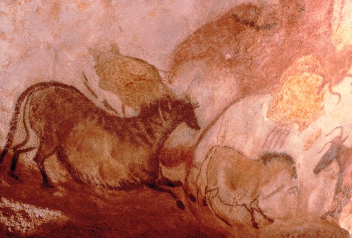 Lukisan gua merupakan coretan yang terdapat pada dinding gua atau tebing buatan orang-orang purba sebagai medium untuk menyampaikan pesan.