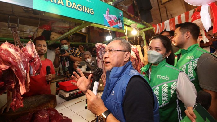 Menteri Perdagangan Pantau Digitalisasi Pasar Rakyat Menteri Perdagangan Zulkifli Hasan melakukan kunjungan ke Pasar Tomang Barat, Jakarta, Kamis (18/8). Mendag memantau penerapan digitalisasi pasar rakyat.