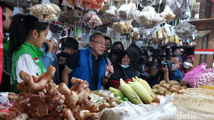 Menteri Perdagangan Zulkifli Hasan di Pasar Tomang Barat