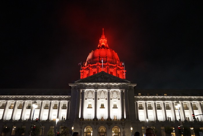 Lampu LED Merah Putih menerangi Gedung Balaikota San Francisco