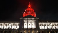 Lampu LED Merah Putih menerangi Gedung Balaikota San Francisco Foto: (dok. KJRI San Francisco)