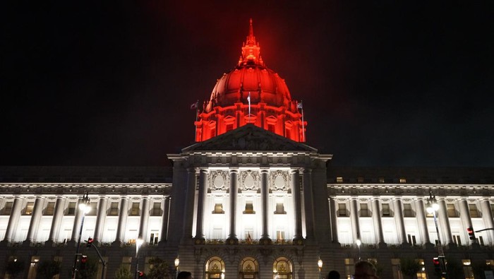 Lampu LED Merah Putih menerangi Gedung Balaikota San Francisco