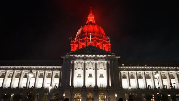 Lampu LED Merah Putih menerangi Gedung Balaikota San Francisco