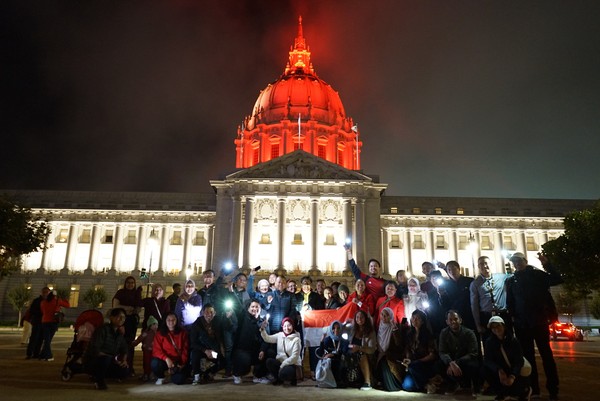 Untuk tahun ini peringatan HUT RI di Balaikota San Francisco benar-benar spesial karena tidak hanya pengibaran bendera Merah Putih tetapi juga menyalakan cahaya berwarna merah putih di seluruh gedung Balaikota pada 17 Agustus. Foto: (dok. KJRI San Francisco) Untuk tahun ini peringatan HUT RI di Balaikota San Francisco benar-benar spesial karena tidak hanya pengibaran bendera Merah Putih tetapi juga menyalakan cahaya berwarna merah putih di seluruh gedung Balaikota pada 17 Agustus. Foto: (dok. KJRI San Francisco)