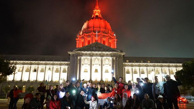 Lampu LED Merah Putih menerangi Gedung Balaikota San Francisco