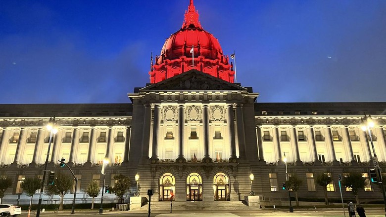Lampu LED Merah Putih menerangi Gedung Balaikota San Francisco