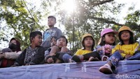 Anak-anak antusias menyaksikan aneka lomba untuk menyemarakkan HUT RI.