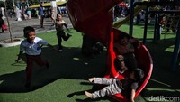 Anak-anak bermain di tempat permainan di sudut alun-alun. Seperti diketahui, alun-alun ini diresmikan kembali usai rampung direnovasi pada 23 Januari 2022 lalu.
