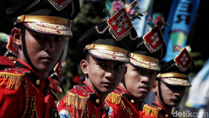 Merayakan HUT RI Sambil Menikmati Asrinya Alun-alun Garut Alun-alun Garut menjadi destinasi favorit warga karena keasriannya. Bahkan saat HUT ke-77 RI, Alun-alun itu dijadikan sebagai tempat untuk perayaan. Begini protertnya.