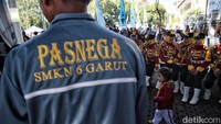 Sejumlah siswa bersiap untuk mengikuti lomba baris berbaris.