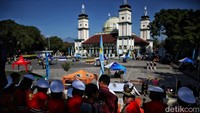 Alun-alun Garut yang menjadi lokasi upacara HUT ke-77 RI ini posisinya juga dekat dengan pendopo dan bersebelahan dengan Masjid Agung Garut.