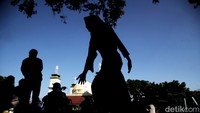 Masyarakat umum hadir sambil menikmati asrinya Alun-alun Gart.