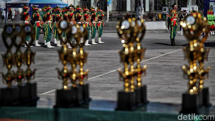 Merayakan HUT RI Sambil Menikmati Asrinya Alun-alun Garut Alun-alun Garut menjadi destinasi favorit warga karena keasriannya. Bahkan saat HUT ke-77 RI, Alun-alun itu dijadikan sebagai tempat untuk perayaan. Begini protertnya.