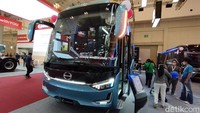 Dari sisi tampilan, Legacy SR3 Suites Class hadir dengan desain yang lebih segar, mewah, dan elegan. Desain selendang dan sekatnya tampil beda. Pun dengan desain lampu depan dan lampu belakangnya yang mencirikan Legacy SR3. Foto: Luthfi Anshori/oto.detik.com