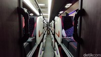 Di bus ini juga terdapat beberapa fitur lainnya, seperti toilet, USB Charger 24 volt, monitor TV Android 12,5 inci, dan juga sistem audio. Sementara nuansa kabin bus ini tampak sporty dengan aura warna gelap. Foto: Luthfi Anshori/oto.detik.com