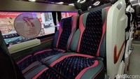 Yang paling baru di Legacy SR3 Suites Class ini adalah kursinya yang kini menganut konfigurasi 2+1. Dengan konfigurasi kursi seperti itu, maka jumlah penumpang meningkat dari 23 penumpang menjadi 32 penumpang. Asyiknya lagi, bagi yang membawa pasangan bisa duduk dalam satu kabin, tidak terpisah seperti konfigurasi 1+1. Foto: Luthfi Anshori/oto.detik.com