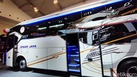 Ada dua model sleeper bus yang dihadirkan Laksana dengan balutan bodi Legacy SR3, yakni model Suites Class yang merupakan milik PO Sudiro Tungga Jaya (STJ) dan model Suites Combi yang menjadi milik PO Sinar Jaya. Foto: Luthfi Anshori/oto.detik.com