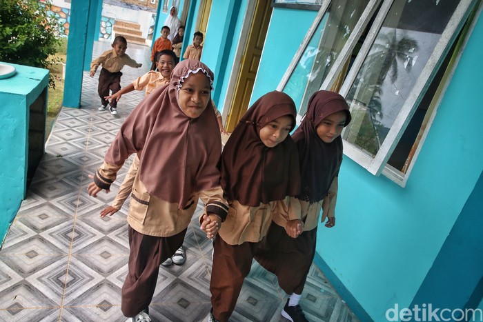 Sekolah Dasar (SD) Negeri 006 Telaga Kecil di Kabupaten Kepulauan Anambas, Provinsi Kepulauan Riau (Kepri) hanya memiliki total 29 murid dari kelas 1 hingga kelas 6. Para guru hanya mengajar 3 sampai 6 murid di setiap kelasnya.