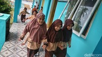 Hamdani mengakui keterbatasan jumlah murid sekolah ini memiliki sisi positifnya. Jumlah SDM murid terbatas ini membuat para guru mudah melakukan pengawasan belajar. Selain itu, para murid juga lebih bisa fokus menerima pelajaran dari para guru.
