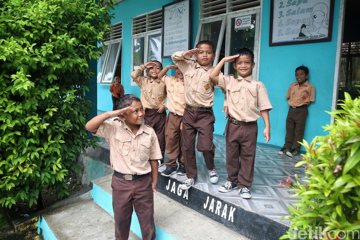 Sekolah Dasar (SD) Negeri 006 Telaga Kecil di Kabupaten Kepulauan Anambas, Provinsi Kepulauan Riau (Kepri) hanya memiliki total 29 murid dari kelas 1 hingga kelas 6. Para guru hanya mengajar 3 sampai 6 murid di setiap kelasnya.