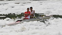 Busa yang muncul tersebut diduga akibat air kanal yang tercemar limbah dari saluran pembuangan.