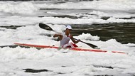 Miris, Atlet Dayung Berlatih di Tengah Limbah Busa Sungai BKT Jakarta