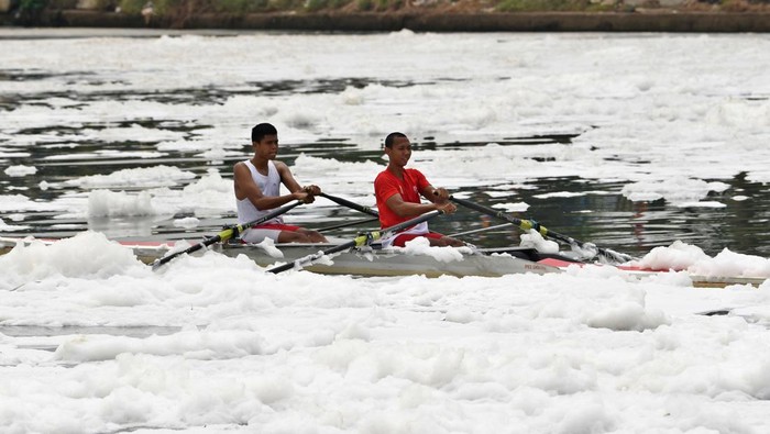 Pedayung nomor kayak DKI Jakarta Muhammad Fajar Maulana berlatih di antara busa-busa limbah di Sungai Banjir Kanal Timur, Marunda, Jakarta, Rabu (17/8/2022). Selain mencemari ekosistem setempat, banyaknya busa limbah rumah tangga dan sampah plastik di sungai tersebut mengakibatkan para atlet dayung DKI Jakarta yang memusatkan latihan mereka di lokasi tersebut menjadi terkendala dalam berlatih. ANTARA FOTO/Aditya Pradana Putra/rwa.