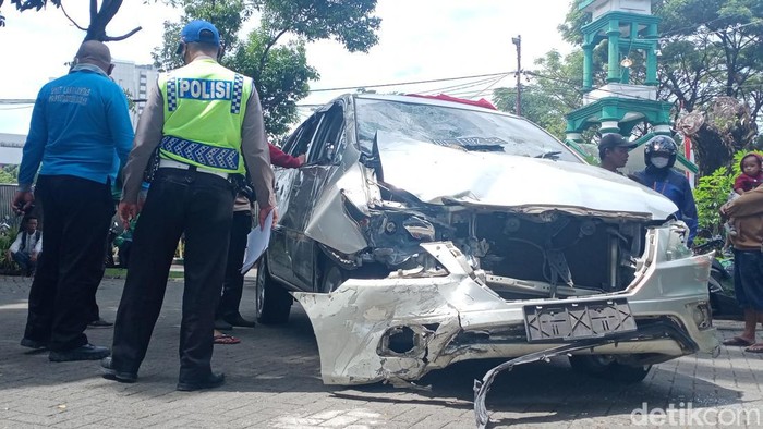 Mobil yang diamuk massa di Makassar karena lawan arus dan menabrak pengendara. (Isak/detikSulsel)