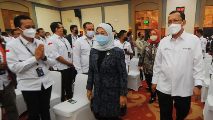 Menteri Ketenagajeraan (Menaker) Ida Fauziyah menyaksikan Direktur Utama Bank BTN Haru Koesmahargyo dan Ketua Umum DPP Serikat Pekerja (SP) BTN Rizky Novriady melakukan penandatanganan Perjanjian Kerja Bersama (PKB) Tahun 2022 di Jakarta, Kamis (18/8). Menaker mengapresiasi atas proses yang cepat dalam PKB tersebut yang disepkati antara pihak manajemen BTN dengan SP. Dengan penandatangan PKB tersebut, diharapkan dapat menciptakan kolaborasi yang positif guna mewujudkan visi Bank BTN menjadi The Best Mortgage Bank In Southeast Asia Pada Tahun 2025