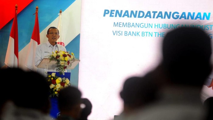Menteri Ketenagajeraan (Menaker) Ida Fauziyah menyaksikan Direktur Utama Bank BTN Haru Koesmahargyo dan Ketua Umum DPP Serikat Pekerja (SP) BTN Rizky Novriady melakukan penandatanganan Perjanjian Kerja Bersama (PKB) Tahun 2022 di Jakarta, Kamis (18/8). Menaker mengapresiasi atas proses yang cepat dalam PKB tersebut yang disepkati antara pihak manajemen BTN dengan SP. Dengan penandatangan PKB tersebut, diharapkan dapat menciptakan kolaborasi yang positif guna mewujudkan visi Bank BTN menjadi The Best Mortgage Bank In Southeast Asia Pada Tahun 2025
