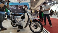SM Sport E-Classic menggunakan motor listrik 1.500 W dan baterai model Lead Acid dengan spesifikasi 60V 27Ah. Kabarnya, untuk mengecas baterai dari nol ke 100 persen dibutuhkan waktu sekira 8 jam. Dalam kondisi penuh, motor bisa menempuh jarak 120 km, sedangkan kecepatan maksimumnya hanya di 50 kilometer per jam. Foto: Septian Farhan Nurhuda/detikOto