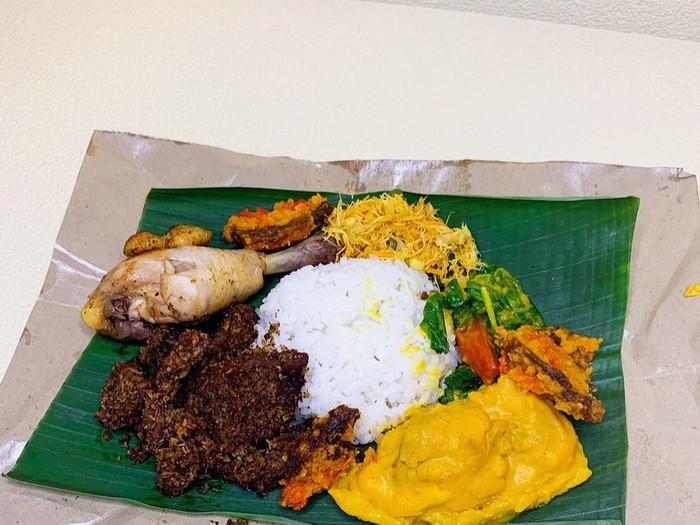 Nasi Padang untuk Anjing ditawarkan oleh penjual makanan anjing di Jakarta.