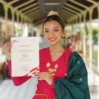 Untuk riasan, mantan pacar Devano Danendra tersebut menonjolkan makeup mata dengan aksentuasi eyeshadow emas. Ia juga menerapkan lipstik bernuansa oranye yang segar dan serasi dengan busana. Foto: Instagram Naura Ayu