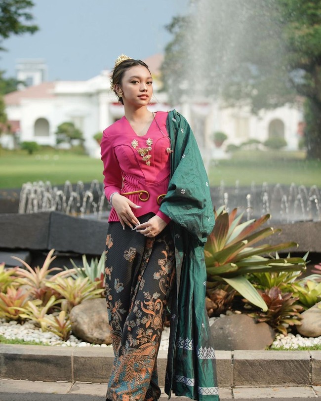 Saat tampil di upacara penutupan hari kemerdekaan RI ke-77, Naura mengenakan atasan bersiluet kebaya. Penampilan bernuansa tradisionalnya semakin lengkap dengan bros juga selendang dan bawahan kain. Foto: Instagram Naura Ayu