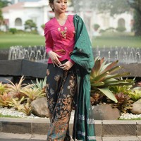 Saat tampil di upacara penutupan hari kemerdekaan RI ke-77, Naura mengenakan atasan bersiluet kebaya. Penampilan bernuansa tradisionalnya semakin lengkap dengan bros juga selendang dan bawahan kain. Foto: Instagram Naura Ayu