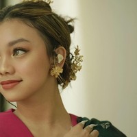 Naura juga mengenakan aksesori emas dari Tulola yang membuat wajahnya semakin bersinar.Foto: Instagram Naura Ayu