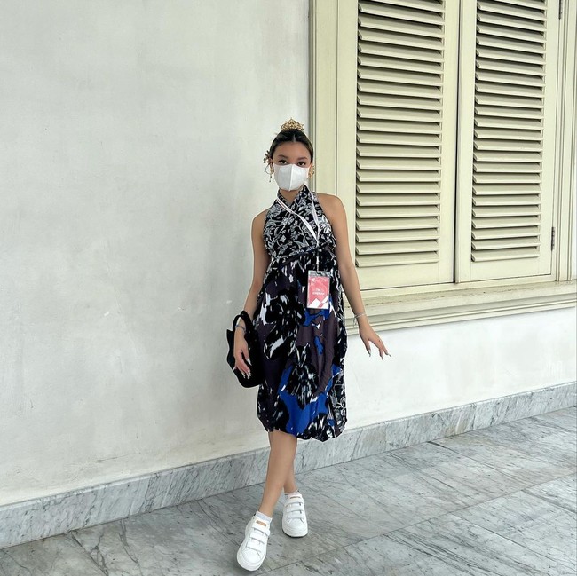 Di Twitter, Naura Ayu mengakui kesalahan dan meminta maaf. Alhamdulillah akhirnya selesai nyanyi di istana. Maaf ya temen-temen di bagian awal sempet ada kesalahan karena signal ear monitor ku hilang jadi aku nggak bisa denger minus one ku. Jadi sempet kecepatan dan salah. Huhu. terima kasih banyak yang sudah nonton, tulisnya.Foto: Instagram Naura Ayu