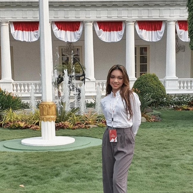Naura Ayu menjadi salah satu pengisi acara yang memeriahkan upacara kemerdekaan di Istana Negara kemarin. Penyanyi remaja tersebut dipilih untuk menyanyi di upacara penurunan bendera. Naura unjuk kemampuan di depan Presiden dan tamu negara. Naura Ayu membagikan sejumlah potretnya selama acara. Sebelum tampil di sore hari, Naura banyak mengungkapkan antusiasnya tampil di Istana Negara pertama kali. Begini gaya formalnya ketika tiba di sana.Foto: Instagram Naura Ayu